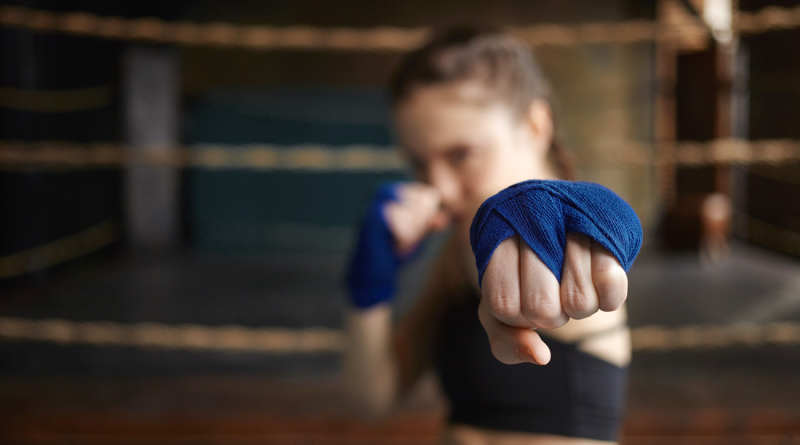 Mulher treinando boxe sem luvas