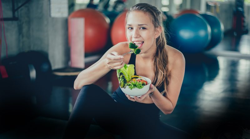 Dieta com salada de brócolis e folhas verdes na academia.