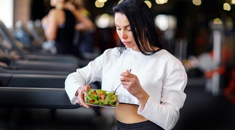 Mulher comendo na academia