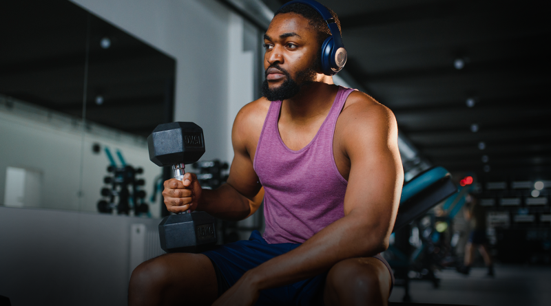 Homem treinando na academia de musculação.