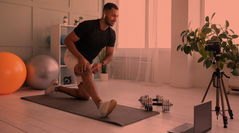 Homem treinando em casa