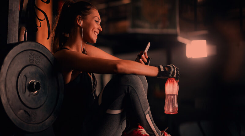 Mulher jovem na academia após treino de cardio.