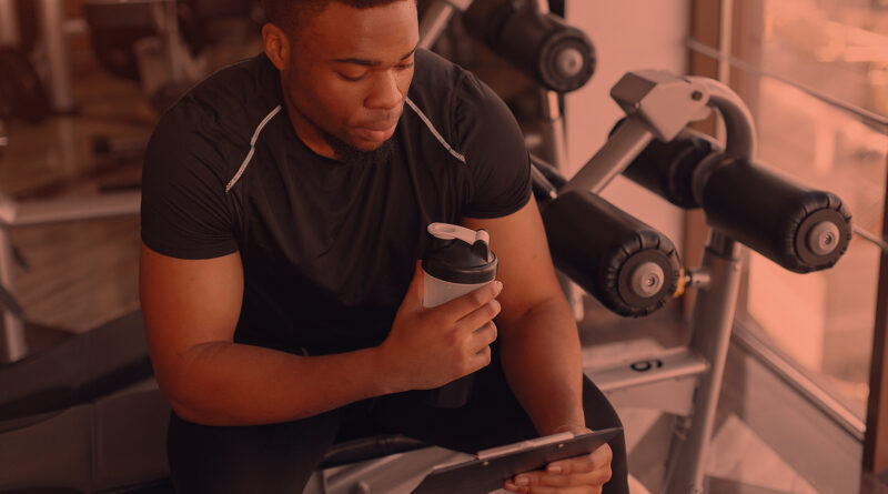 Homem preto usando tablet com aplicativo fitness