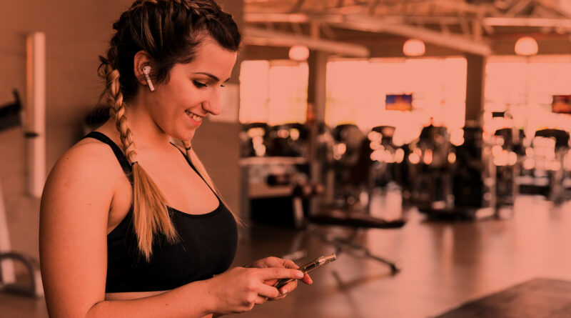 Mulher procurando academia no celular