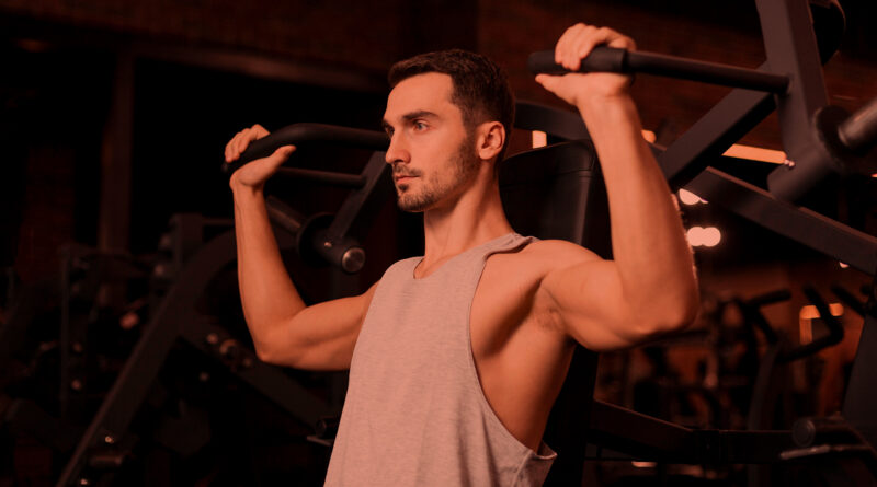 Homem na academia em treino de musculação