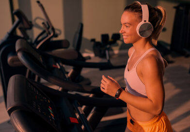 Mulher fazendo cardio na esteira da academia