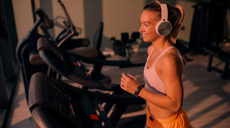 Mulher fazendo cardio na esteira da academia