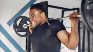 Homem iniciando na musculação com excesso de peso no treino. Foto: reprodução Freepik