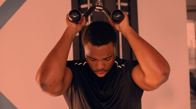 Homem iniciando treino de musculação. Foto: reprodução Freepik