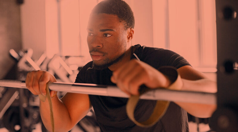 Homem combinando musculação e outros esportes com cross-training.