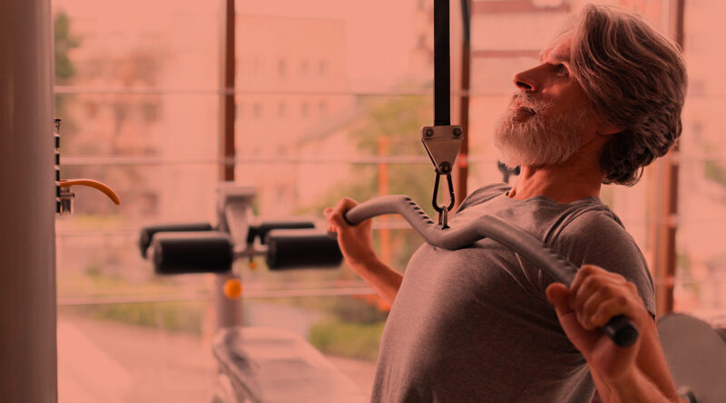 Homem iniciante na academia de musculação.