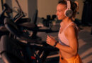 Mulher jovem na esteira em treino de cardio.