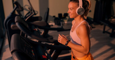 Mulher jovem na esteira em treino de cardio.