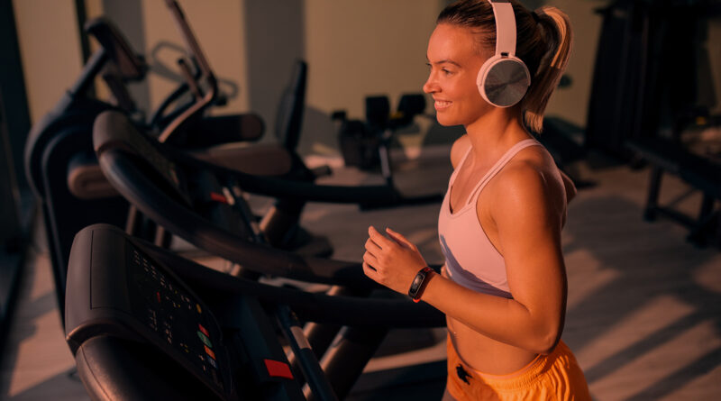 Mulher jovem na esteira em treino de cardio.