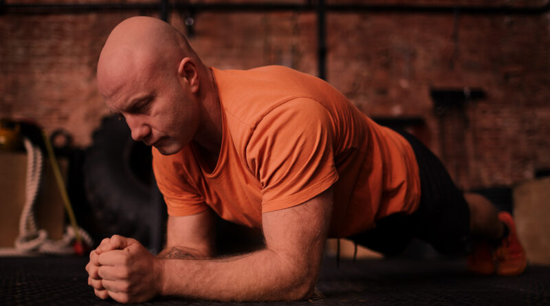 Homem com depressão na academia de musculação.