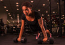 Mulher em treino de musculação