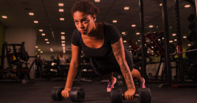 5 motivos para não abandonar os treinos nos dias frios Mulher em treino de musculação