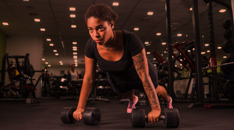 Mulher em treino de musculação