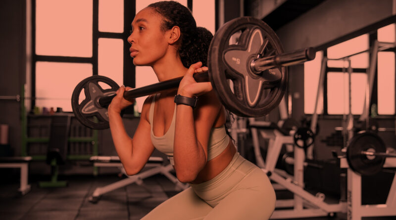 Mulher em treino feminino de musculação