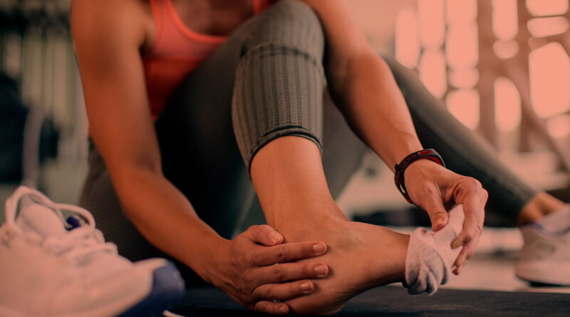 Mulher com pé lesionado na academia de musculação