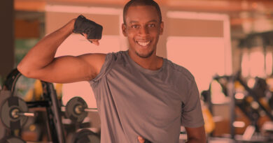 Homem feliz na academia de musculação.