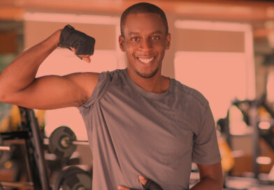 Homem feliz na academia de musculação.