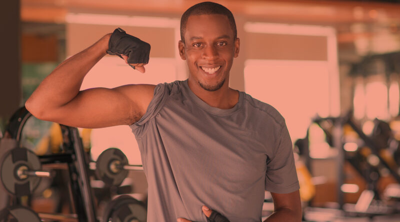 Homem feliz na academia de musculação.