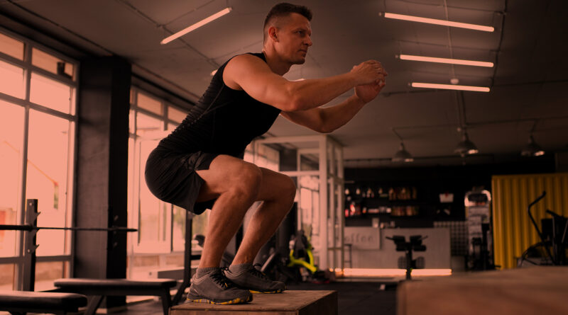 Homem em treino de pernas fazendo agachamento