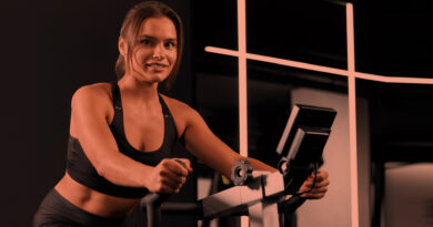 Mulher em treino aeróbico na academia.