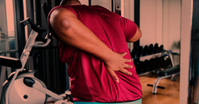 Homem com dores nas costas após treino de musculação