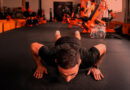 Homem fazendo exercício de burpee