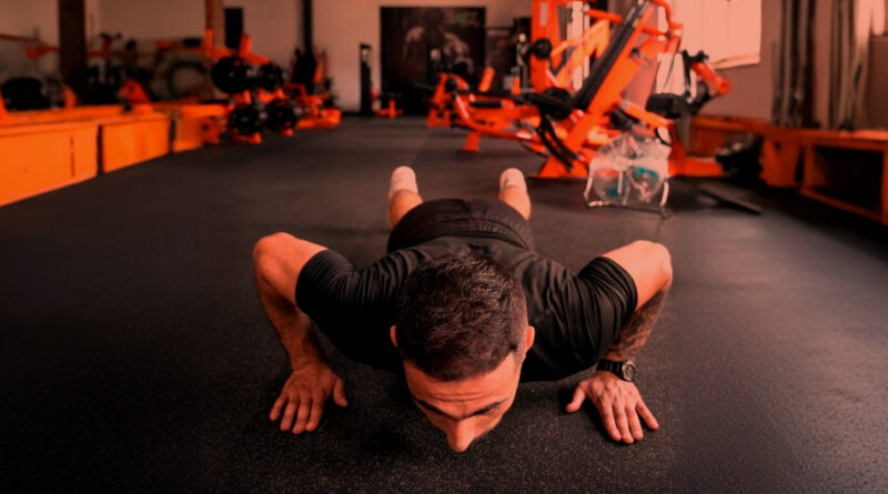 Homem fazendo exercício de burpee