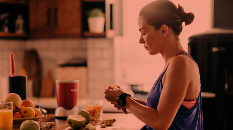 Mulher preparando alimentação fitness.