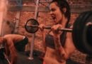 Mulher levantando barras na academia de musculação