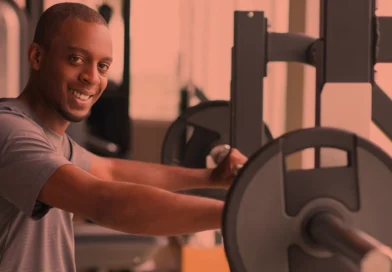 Iniciante na academia descansando entre séries.