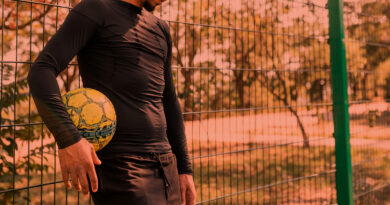 Jogador de futebol descansando após treino.