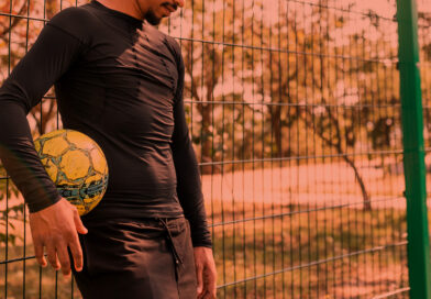 Jogador de futebol descansando após treino.