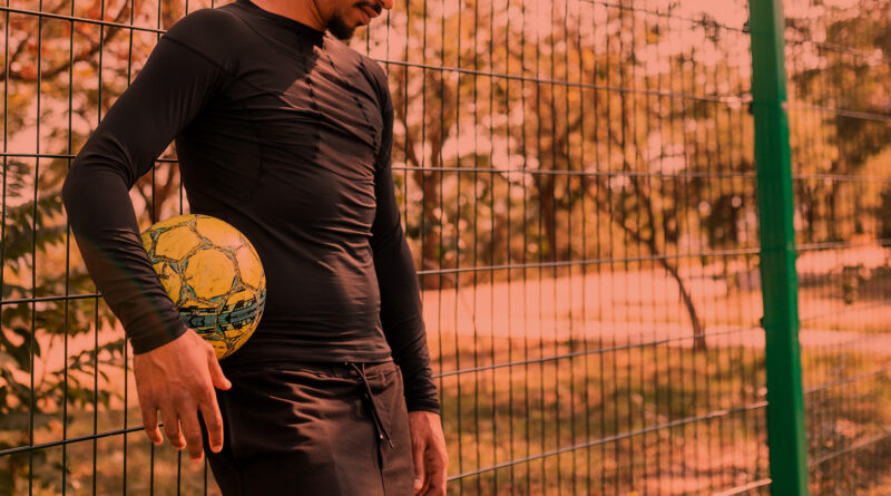 Jogador de futebol descansando após treino.