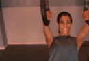 Mulher iniciante no treino de academia.