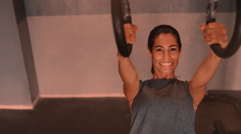 Mulher iniciante no treino de academia.