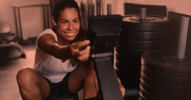Mulher jovem em treino de pernas.