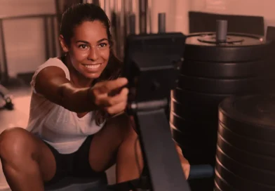 Mulher jovem em treino de pernas.