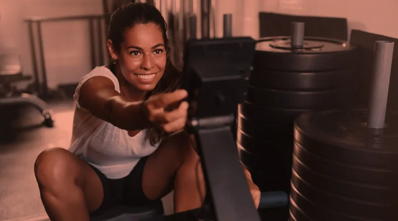 Mulher jovem em treino de pernas.