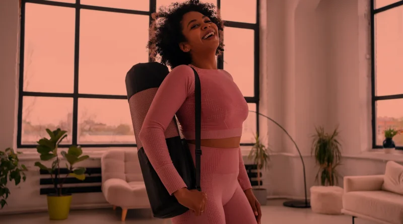 Mulher com roupa de treino a caminho da academia.