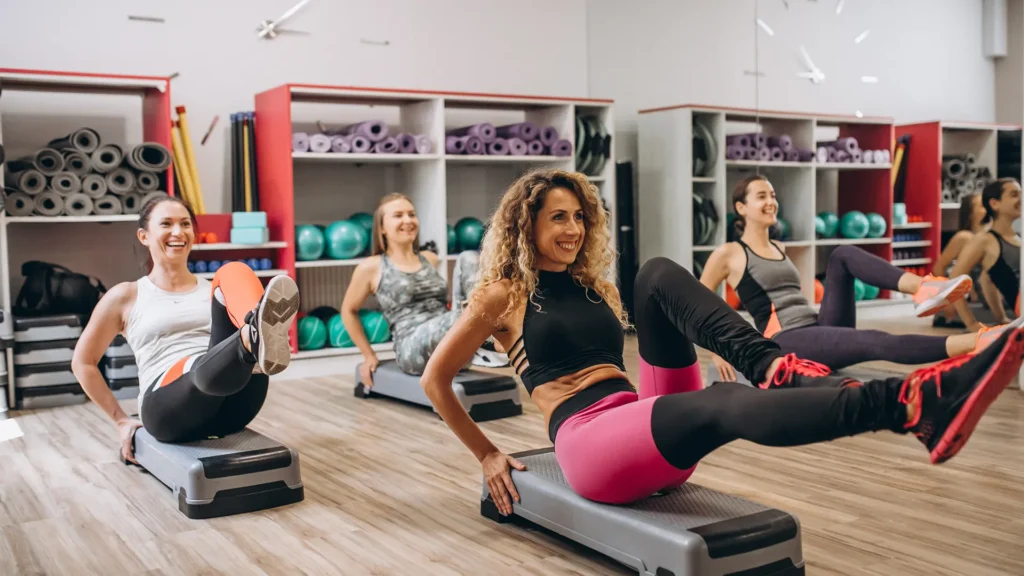 Aula de pilates em grupo. Foto: Freepik