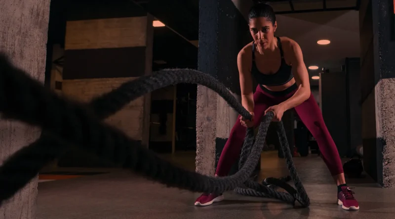 Jovem em treino avulso com corda marítima. Foto: Freepik