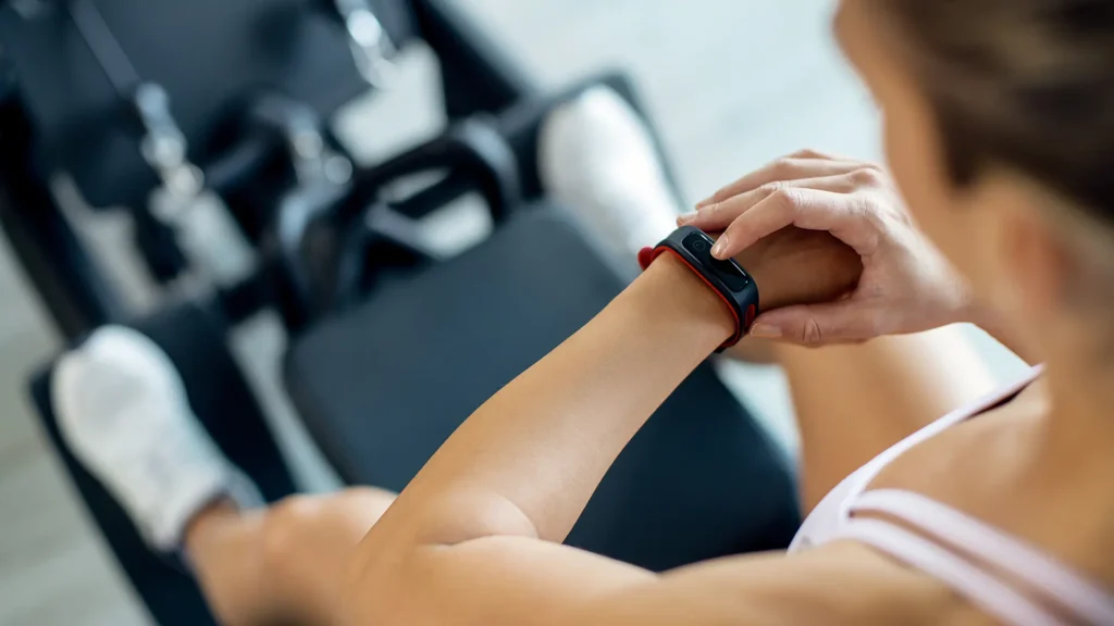 Smartwatch é uma opção para monitorar treinos e performance na academia. FOto: Freepik
