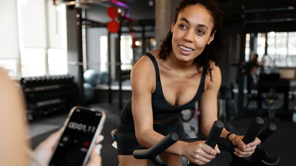 Treino de cardio na academia para aquecimento. Foto: Freepik