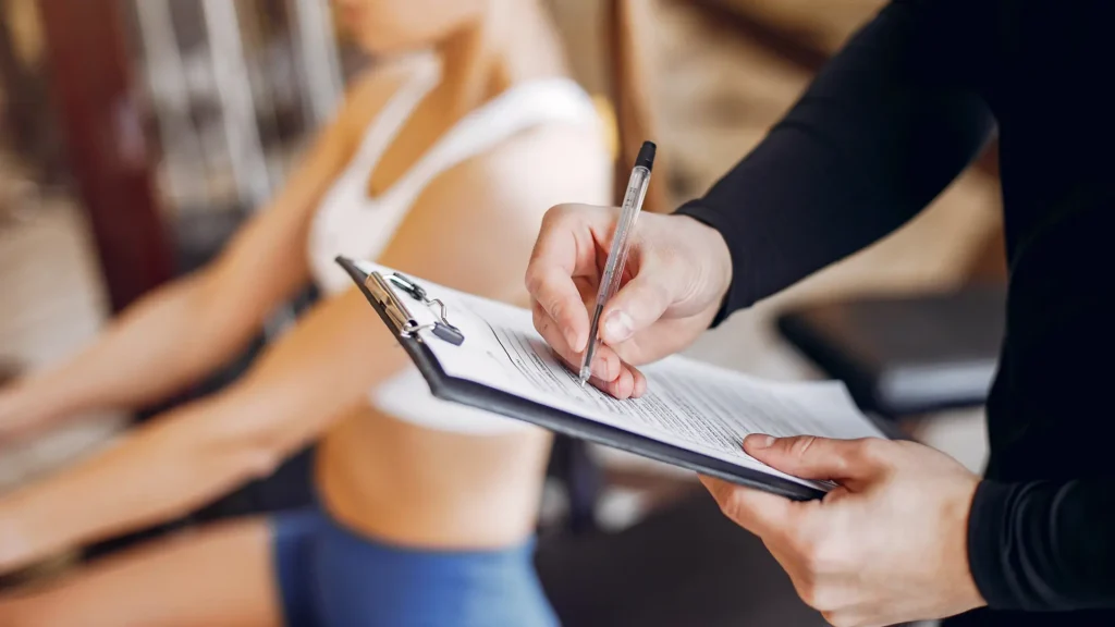 É recomendado acompanhamento de profissional no treino para iniciantes. Foto: Freepik