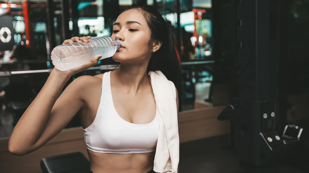 Beber água hidrata e ajuda na recuperação pós-treino. Foto: Freepik